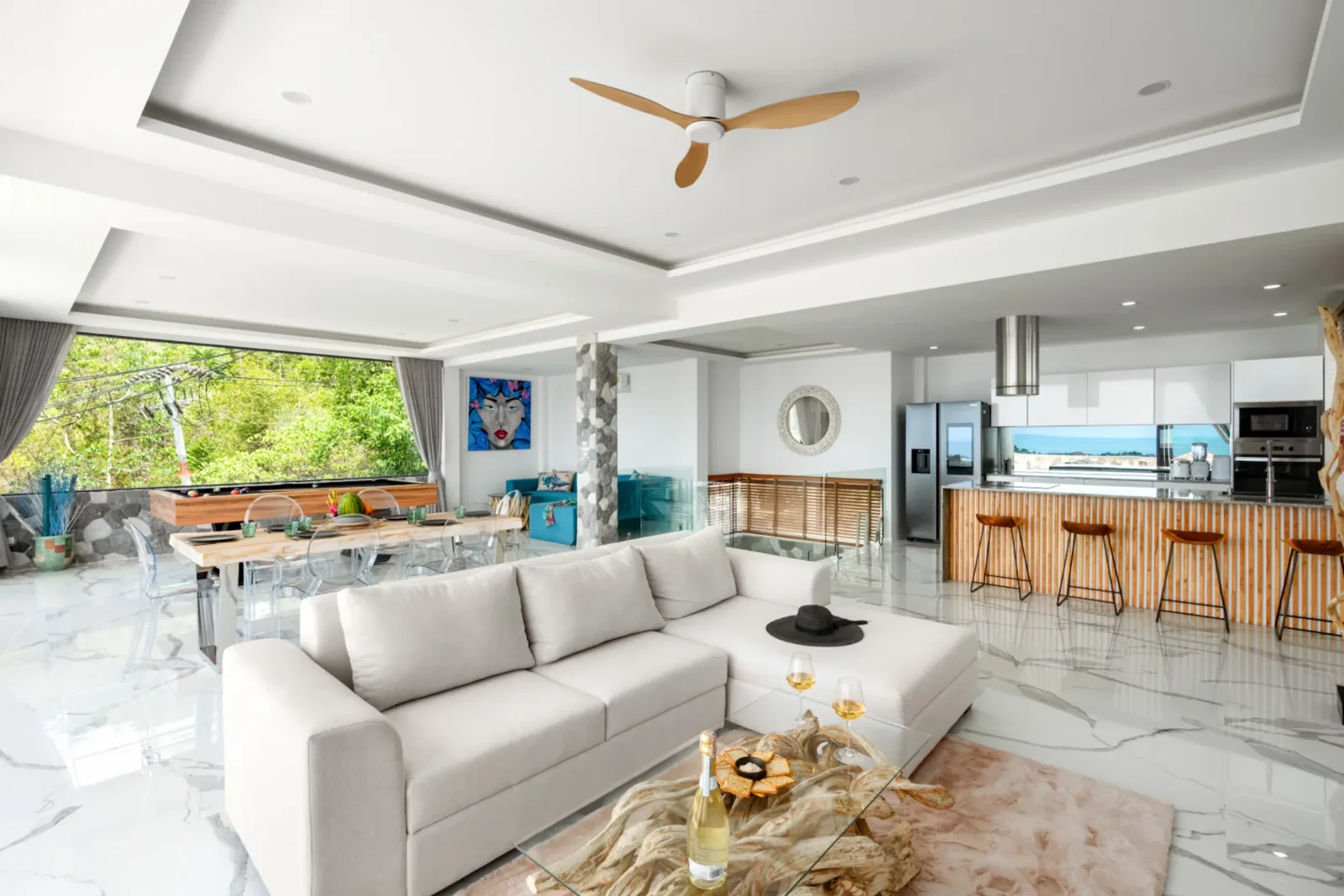 Séjour lumineux d'une villa gérée par The Circle Samui, ouvert sur la mer