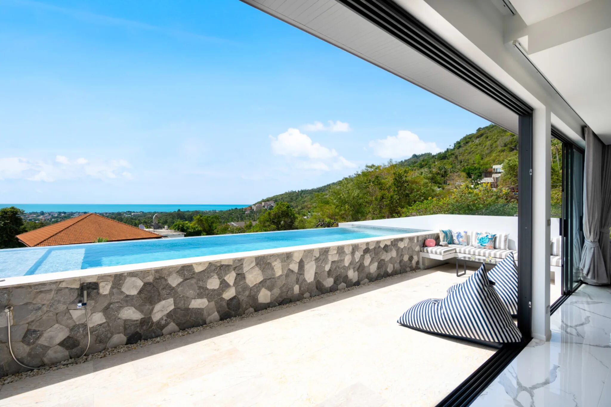 Villa Sol à Chaweng : piscine à débordement et terrasse ouvertes sur la mer, Koh Samui