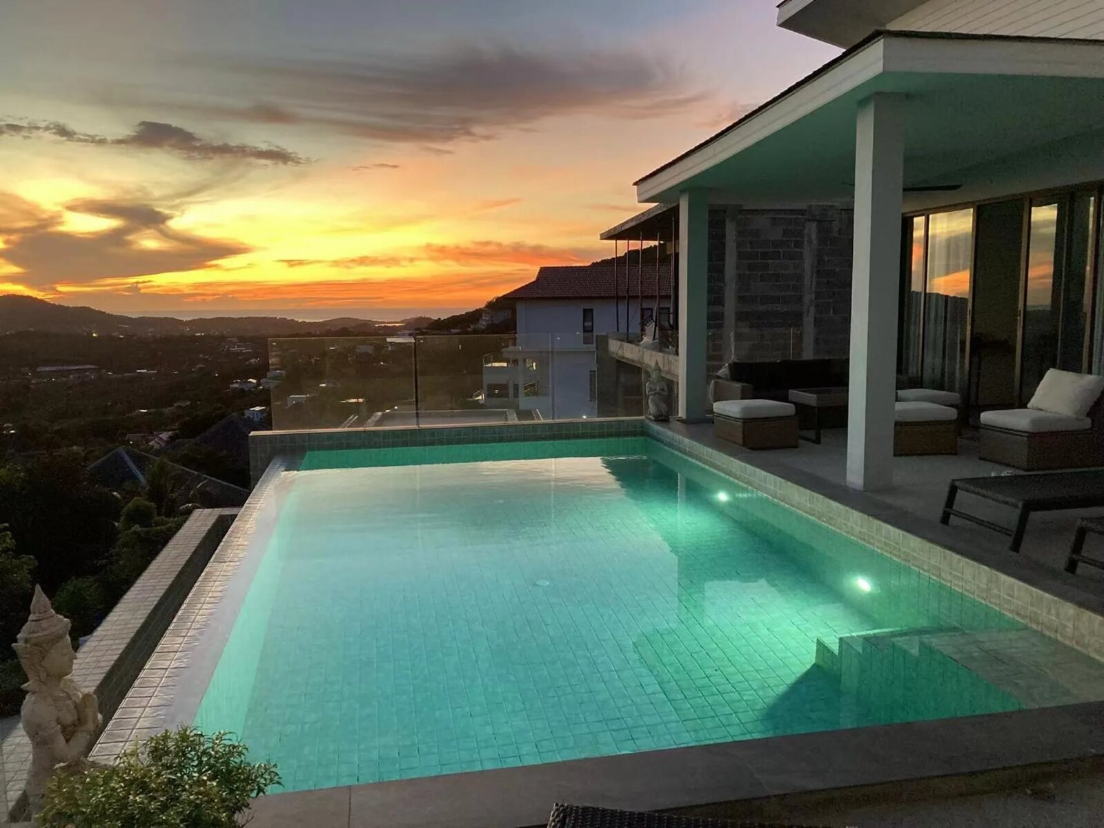 Villa Dara : piscine à débordement au coucher du soleil, vue sur les collines de Bophut, Koh Samui
