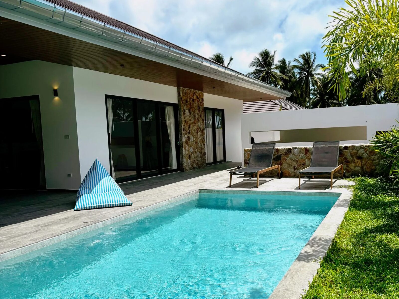 Villa Sora : piscine privée bordée de transats et de cocotiers, à Lamai, Koh Samui